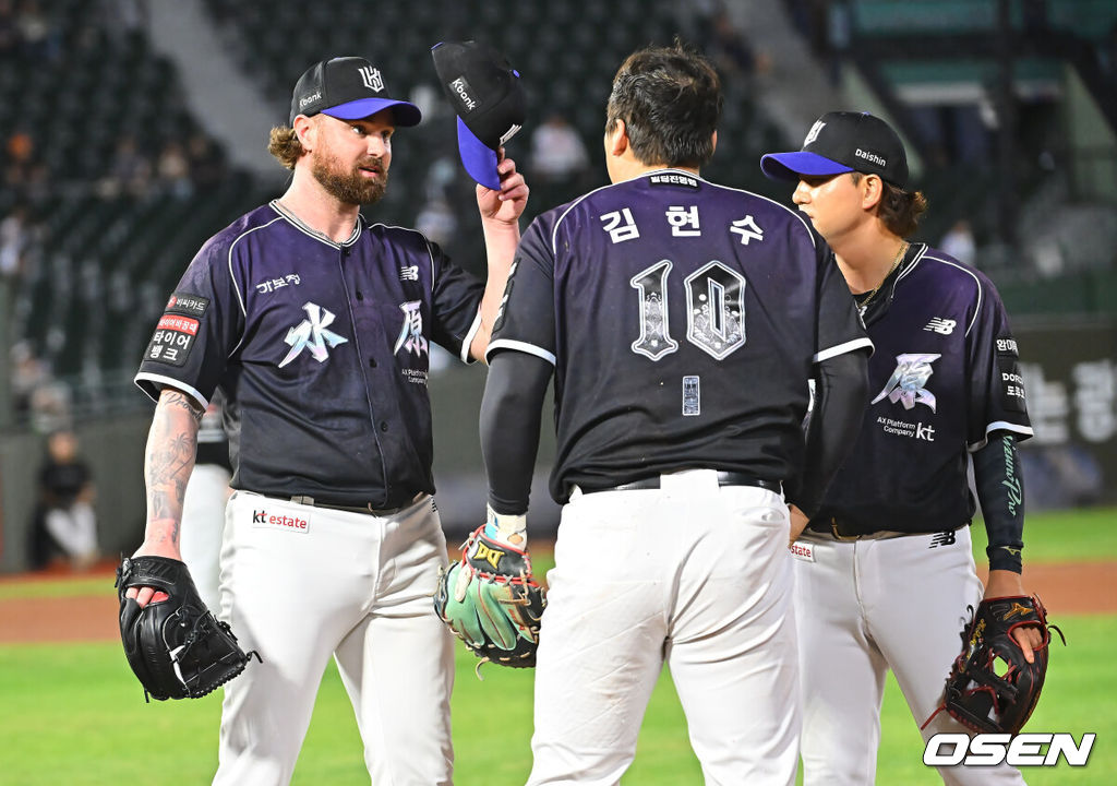 11일 부산 사직야구장에서 2026 신한 SOL KBO 리그 롯데 자이언츠와 KT 위즈의 경기가 열렸다. 홈팀 롯데는 김진욱이, 방문팀 KT는 로건이 선발 출전했다.KT 위즈 로건이 4회말 롯데 자이언츠 한동희의 유격수 땅볼때 어려운 송구를 잡아 아웃시키고 힘들어하는 김현수에게 감사 인사를 하고 있다. 2026.09.11 / foto0307@osen.co.kr