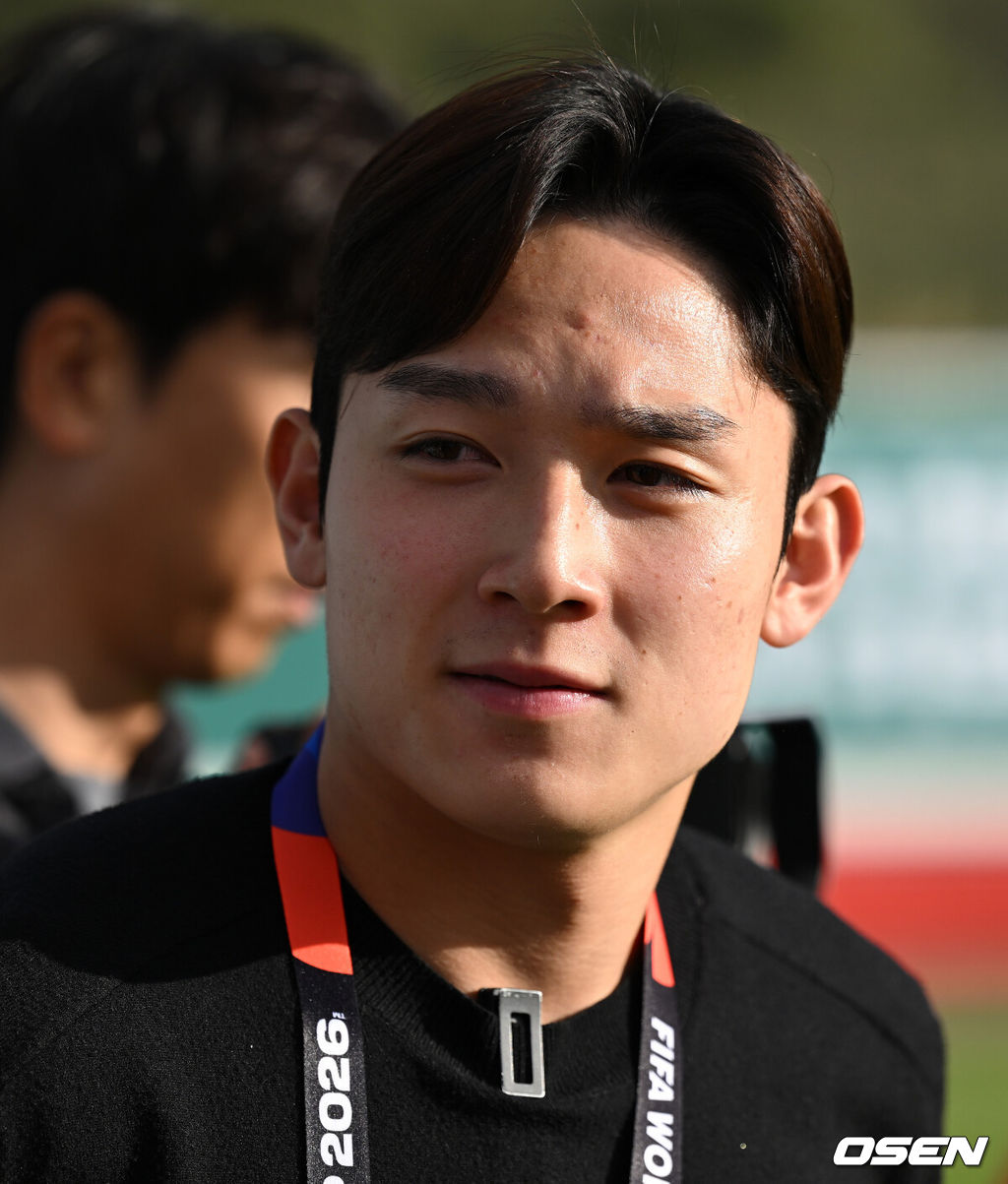 2026 북중미 월드컵에 참가하는 멕시코 축구국가대표팀이 18일(한국시각) 멕시코 과달라하라 인근 스포츠 아레나에서 훈련을 진행했다.대한민국 축구대표팀은 19일 오전 10시(한국시간) 개최국 멕시코를 상대로 A조 조별리그 2차전을 갖는다.멕시코 훈련장을 찾은 양민혁이 취재진과 이야기를 나누고 있다. 2026.06.18 /sunday@osen.co.kr