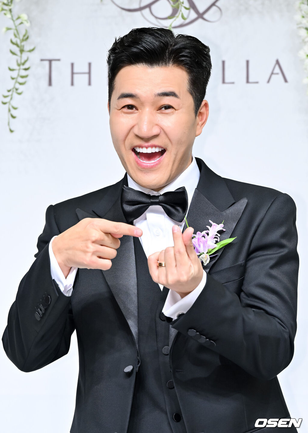 가수 김종민은 20일 서울 중구 장충동 신라호텔 영빈관에서 11살 연하 예비 신부와 결혼식을 올린다.예비 신부가 비연예인인 만큼 혼자 포토월에 서는 김종민은 간단한 인터뷰에 응하며 간단한 소감을 전했다. 김종민이 포즈를 취하고 있다. 2025.04.20 / soul1014@osen.co.kr