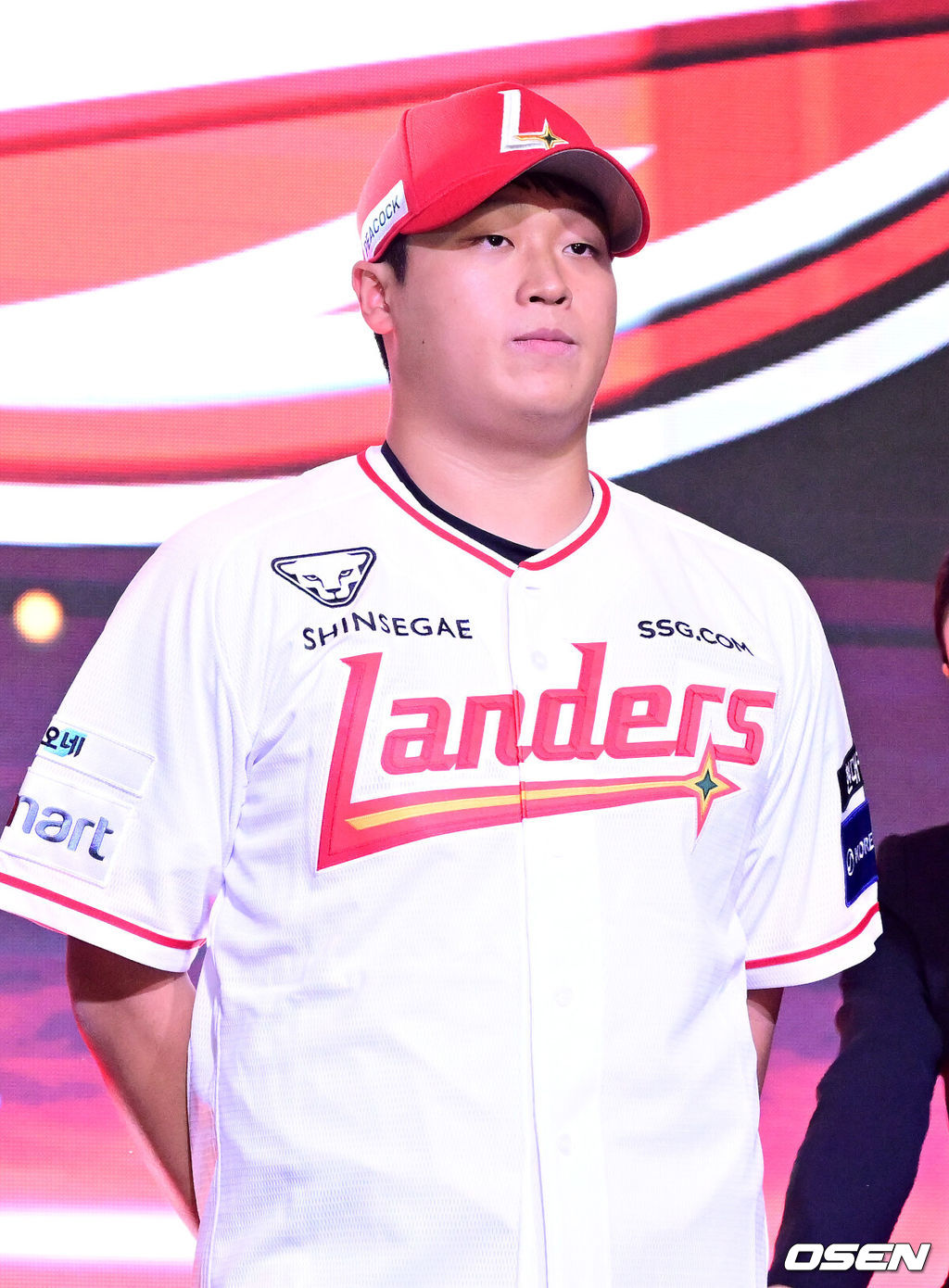21일 오후 서울 잠실동 롯데호텔 월드 크리스탈볼룸에서 ‘2027 KBO 신인드래프트’가 열렸다. 이번 신인드래프트는 2025시즌 순위의 역순에 따라 키움 히어로즈, 두산 베어스, KIA 타이거즈, 롯데 자이언츠, KT 위즈, NC 다이노스, 삼성 라이온즈, SSG 랜더스, 한화 이글스, LG 트윈스 순서로 1라운드부터 11라운드까지 지명할 수 있다. 마산고 이윤성이 SSG 1라운드에 지명된 뒤 기념촬영을 하고 있다. 2026.09.21 / dreamer@osen.co.kr
