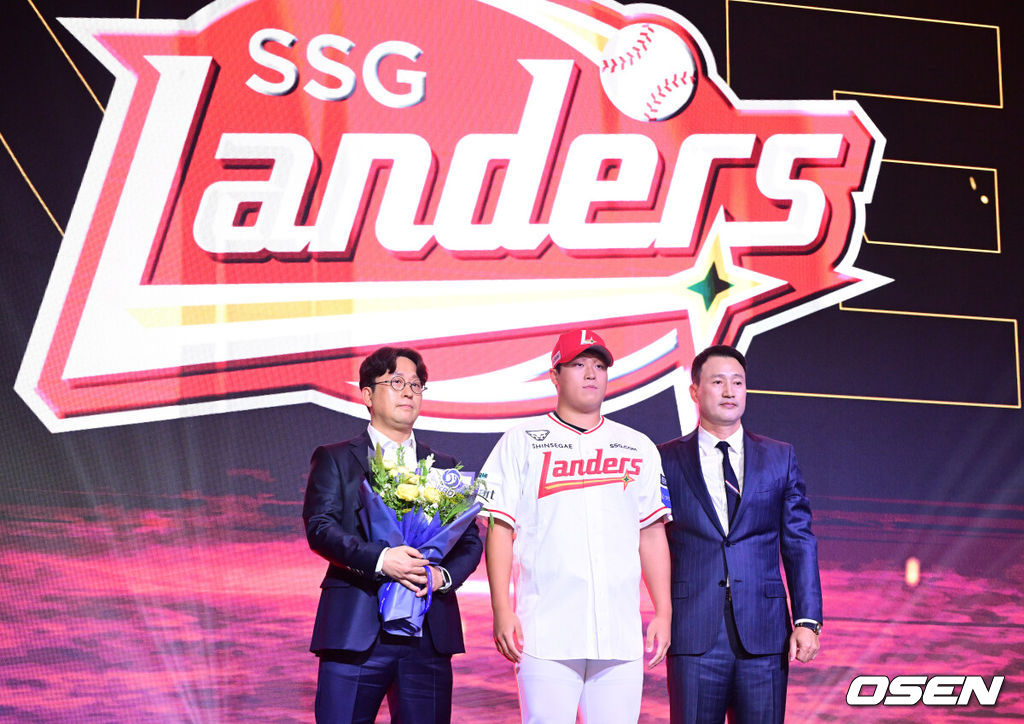 21일 오후 서울 잠실동 롯데호텔 월드 크리스탈볼룸에서 ‘2027 KBO 신인드래프트’가 열렸다. 이번 신인드래프트는 2025시즌 순위의 역순에 따라 키움 히어로즈, 두산 베어스, KIA 타이거즈, 롯데 자이언츠, KT 위즈, NC 다이노스, 삼성 라이온즈, SSG 랜더스, 한화 이글스, LG 트윈스 순서로 1라운드부터 11라운드까지 지명할 수 있다. 마산고 이윤성이 SSG 1라운드에 지명된 뒤 김재현 단장과 기념촬영을 하고 있다. 2026.09.21 / dreamer@osen.co.kr