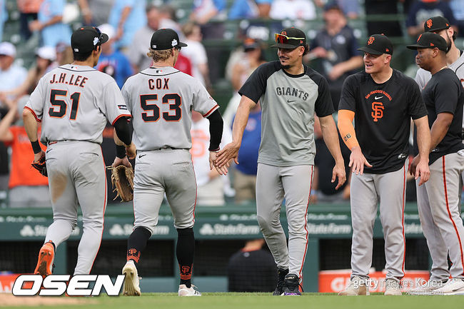 [사진] 이정후와 샌프란시스코 선수들이 승리의 기쁨을 나누고 있다. ⓒGettyimages(무단전재 및 재배포 금지)
