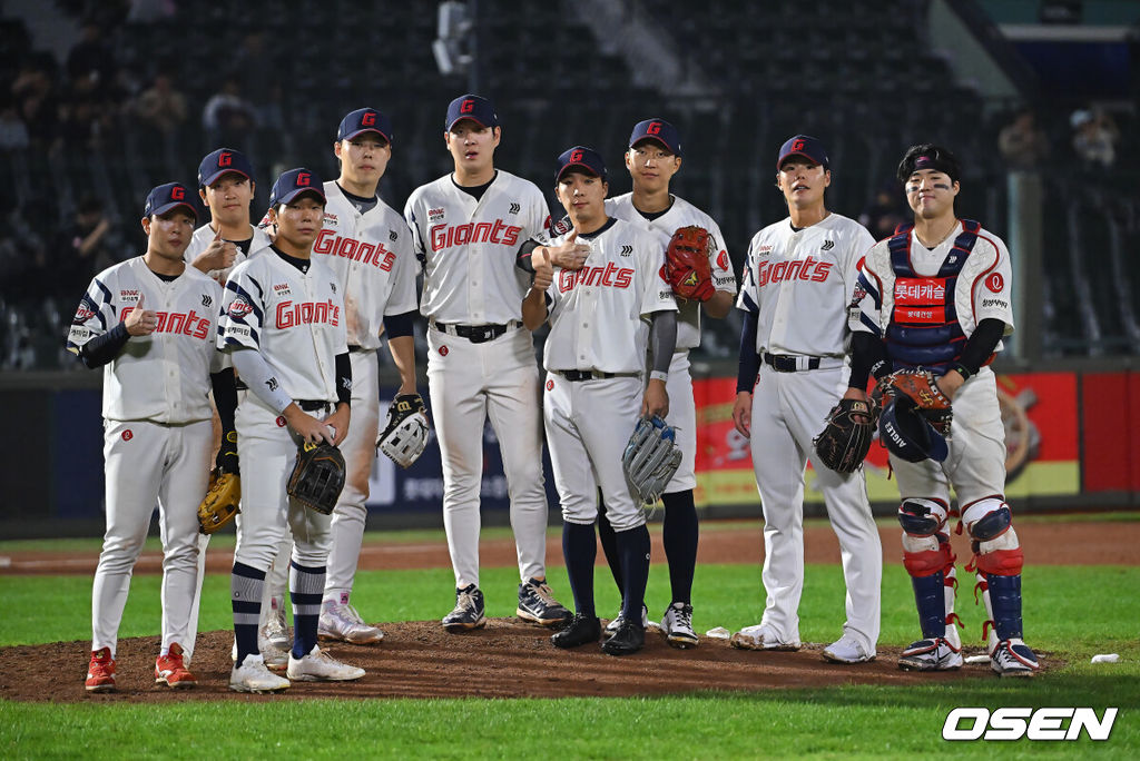 30일 부산 사직야구장에서 2026 신한 SOL KBO 리그 롯데 자이언츠와 키움 히어로즈의 경기가 열렸다. 홈팀 롯데는 로드리게스가, 방문팀 키움은 김성진이 선발 출전했다.롯데 자이언츠 선수들이 키움 히어로즈에 8-6으로 승리한 후 기념촬영을 하고 있다. 2026.09.30 / foto0307@osen.co.kr