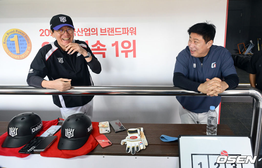 5일 경기도 수원 KT위즈파크에서 ‘2026 신한 SOL Bank KBO리그’ KT 위즈와 롯데 자이언츠의 경기가 열린다.홈팀 KT는 로건, 방문팀 롯데는 김진욱을 선발로 내세웠다.취재진과 인터뷰 중인 이강철 감독이 더그아웃에 방문한 롯데 김태형 감독과 대화를 나누고 있다. 2026.10.05 /cej@osen.co.kr