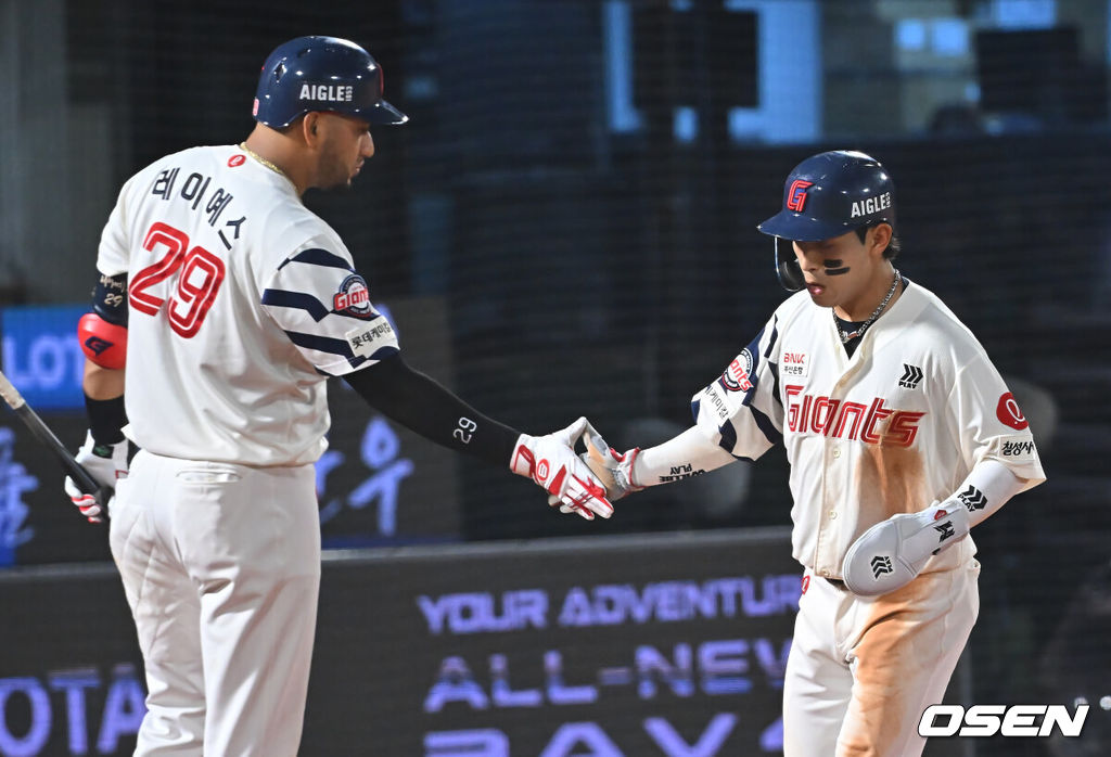 20일 부산 사직야구장에서 2026 신한 SOL KBO 리그 롯데 자이언츠와 키움 히어로즈의 경기가 열렸다. 홈팀 롯데는 나균안이, 방문팀 키움은 박준현이 선발 출전했다.롯데 자이언츠 황성빈이 7회말 무사 1루 나승엽의 좌중간 2루타때 득점을 올리고 하이파이브를 하고 있다. 2026.08.20 / foto0307@osen.co.kr