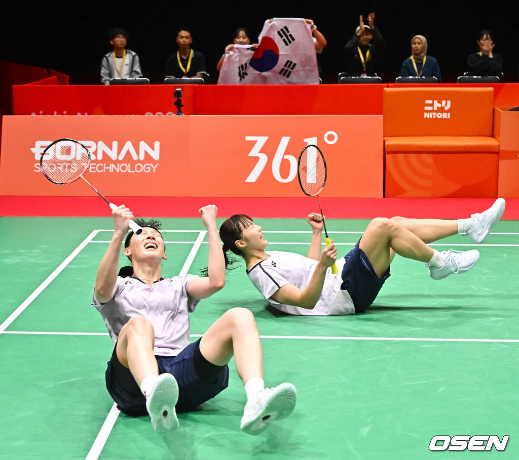 마침내 한국 배드민턴의 2026 아이치·나고야 아시안게임 첫 금메달이 탄생했다. 이소희-백하나(이상 인천국제공항) 조가 명승부 끝에 만리장성을 넘고 여자복식 정상에 올랐다. 배드민턴 여자 복식 세계 2위 이소희-백하나 조는 29일 일본 이치노미야 시립 체육관에서 열린 대회 여자 복식 결승전에서 중국의 류성수-탄닝 조(세계 1위)를 상대로 2-1(26-28 21-18 21-18)로 역전승을 거두며 우승했다. 1게임 41분, 2게임 28분, 3게임 37분으로 총 106분이 걸린 혈투였다.금메달 확정 순간 백하나와 이소희가 기뻐하고 있다. 2026.09.29 / soul1014@osen.co.kr