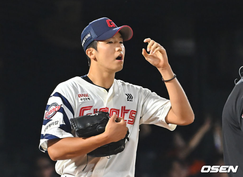 4일 부산 사직야구장에서 2026 신한 SOL KBO 리그 롯데 자이언츠와 한화 이글스의 경기가 열렸다. 홈팀 롯데는 김진욱이, 방문팀 한화는 박준영이 선발 출전했다.롯데 자이언츠 김한결이 6회초 무사 1루 한화 이글스 장규현의 투수 앞 땅볼을 2루에 송구 실책하고 아쉬워하고 있다. 2026.09.04 / foto0307@osen.co.kr