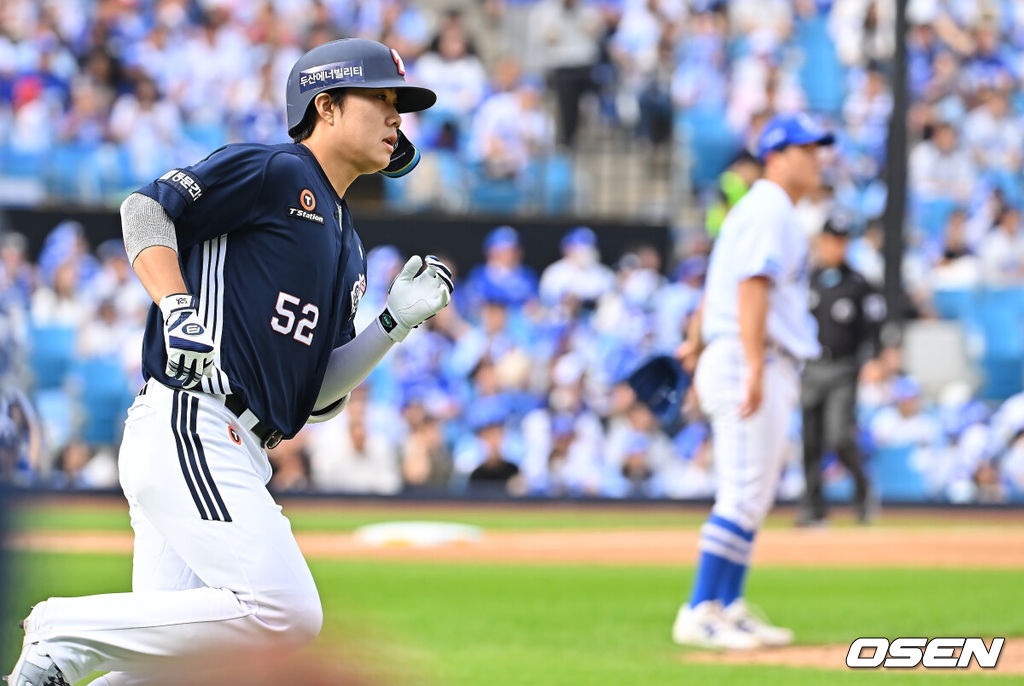 3일 대구삼성라이온즈파크에서 2026 신한 SOL KBO 리그 삼성 라이온즈와 두산 베어스의 경기가 열렸다. 홈팀 삼성은 최원태가, 방문팀 두산은 최승용이 선발 출전했다. 두산 베어스 박준순이 3회초 2사 1,3루 우익수 오른쪽 뒤 1타점 2루타를 치고 진루하고 있다. 2026.10.03 / foto0307@osen.co.kr