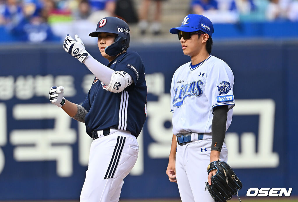 3일 대구삼성라이온즈파크에서 2026 신한 SOL KBO 리그 삼성 라이온즈와 두산 베어스의 경기가 열렸다. 홈팀 삼성은 최원태가, 방문팀 두산은 최승용이 선발 출전했다. 두산 베어스 박준순이 3회초 2사 1,3루 우익수 오른쪽 뒤 1타점 2루타를 치고 세리머니를 하고 있다. 2026.10.03 / foto0307@osen.co.kr