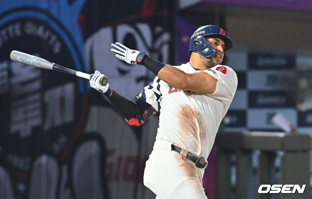 30일 부산 사직야구장에서 2026 신한 SOL KBO 리그 롯데 자이언츠와 키움 히어로즈의 경기가 열렸다. 홈팀 롯데는 로드리게스가, 방문팀 키움은 김성진이 선발 출전했다.롯데 자이언츠 레이예스가 4회말 2사 2루 우익수 앞 1타점 안타를 치고 있다. 2026.09.30 / foto0307@osen.co.kr