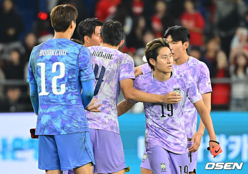 2일 울산문수축구경기장에서 대한민국과 베네수엘라의 친선경기가 열렸다.에콰도르전 3-0 완승과 우루과이전 1-4 대패로 극명한 경기력을 보인 ‘모레노호’가 베네수엘라전에서 전술적 유연성을 앞세워 빠르게 문제점을 보완했는지 시험대에 올랐다.대한민국 이강인이 베네수엘라와 0-0 무승부를 기록하고 김민재와 아쉬운 인사를 하고 있다. 2026.10.02 / foto0307@osen.co.kr