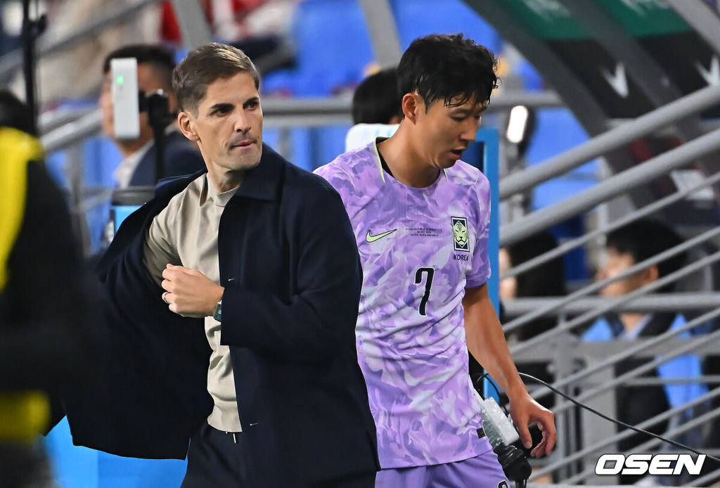 2일 울산문수축구경기장에서 대한민국과 베네수엘라의 친선경기가 열렸다.에콰도르전 3-0 완승과 우루과이전 1-4 대패로 극명한 경기력을 보인 ‘모레노호’가 베네수엘라전에서 전술적 유연성을 앞세워 빠르게 문제점을 보완했는지 시험대에 올랐다.대한민국 로베르토 모레노 감독이 손흥민을 교체하고 있다. 2026.10.02 / foto0307@osen.co.kr