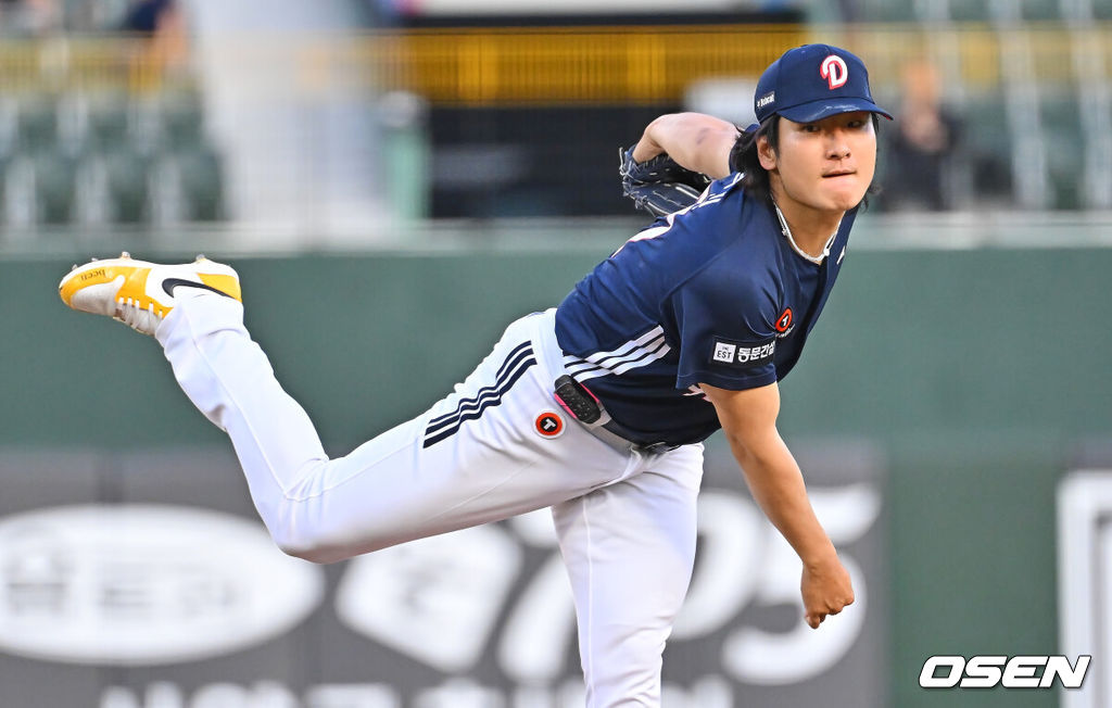 9일 부산 사직야구장에서 2026 신한 SOL KBO 리그 롯데 자이언츠와 두산 베어스의 경기가 열렸다. 홈팀 롯데는 나균안이, 방문팀 두산은 곽빈이 선발 출전했다.두산 베어스 선발 투수 곽빈이 역투하고 있다. 2026.06.09 / foto0307@osen.co.kr