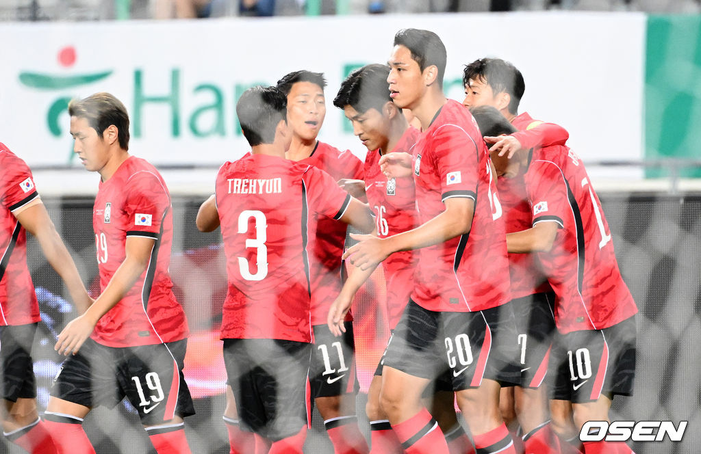 로베르트 모레노 감독이 이끄는 대한민국 축구 대표팀과 우즈베키스탄의 경기가 6일 용인미르스타디움에서 열렸다.이번 우즈베키스탄전은 로베르트 모레노 임시 감독 체제에서 치르는 9~10월 A매치 4연전의 마지막 경기다.앞선 3경기 성적은 1승 1무 1패. 우즈베키스탄을 상대로 수비 안정감을 이어가는 동시에 공격에서 얼마나 달라진 모습을 보여줄지가 관건이다.전반 대한민국 손흥민이 선제골을 성공시키고 동료들과 환호하고 있다. 2026.10.06 /sunday@osen.co.kr