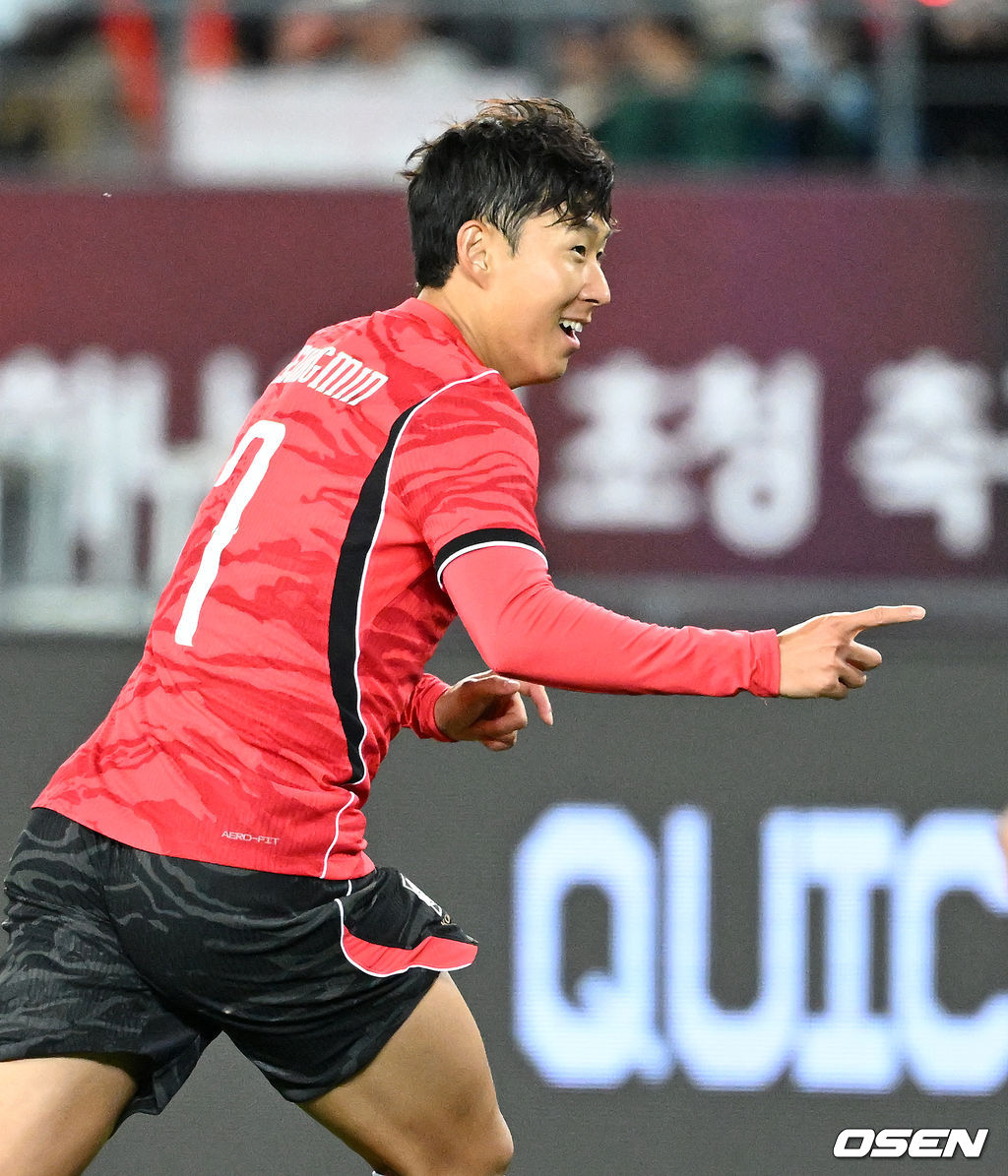 로베르트 모레노 감독이 이끄는 대한민국 축구 대표팀과 우즈베키스탄의 경기가 6일 용인미르스타디움에서 열렸다.이번 우즈베키스탄전은 로베르트 모레노 임시 감독 체제에서 치르는 9~10월 A매치 4연전의 마지막 경기다.앞선 3경기 성적은 1승 1무 1패. 우즈베키스탄을 상대로 수비 안정감을 이어가는 동시에 공격에서 얼마나 달라진 모습을 보여줄지가 관건이다.전반 대한민국 손흥민이 선제골을 성공시키고 환호하고 있다. 2026.10.06 /sunday@osen.co.kr