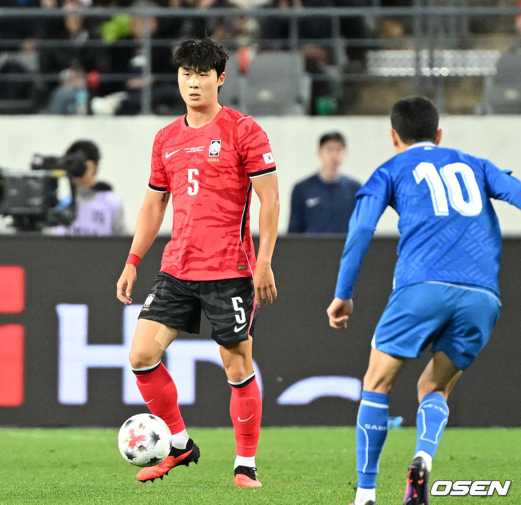 로베르트 모레노 감독이 이끄는 대한민국 축구 대표팀과 우즈베키스탄의 경기가 6일 용인미르스타디움에서 열렸다.이번 우즈베키스탄전은 로베르트 모레노 임시 감독 체제에서 치르는 9~10월 A매치 4연전의 마지막 경기다.앞선 3경기 성적은 1승 1무 1패. 우즈베키스탄을 상대로 수비 안정감을 이어가는 동시에 공격에서 얼마나 달라진 모습을 보여줄지가 관건이다.전반 대한민국 김태현이 드리블 돌파를 하고 있다. 2026.10.06 /sunday@osen.co.kr
