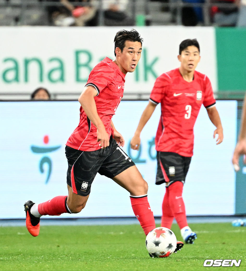 로베르트 모레노 감독이 이끄는 대한민국 축구 대표팀과 우즈베키스탄의 경기가 6일 용인미르스타디움에서 열렸다.이번 우즈베키스탄전은 로베르트 모레노 임시 감독 체제에서 치르는 9~10월 A매치 4연전의 마지막 경기다.앞선 3경기 성적은 1승 1무 1패. 우즈베키스탄을 상대로 수비 안정감을 이어가는 동시에 공격에서 얼마나 달라진 모습을 보여줄지가 관건이다.후반 대한민국 송민규가 드리블 돌파를 하고 있다. 2026.10.06 /sunday@osen.co.kr
