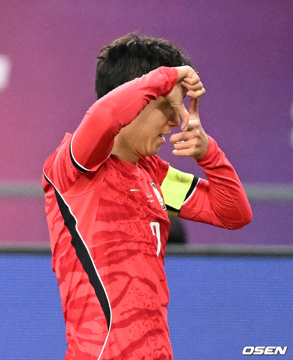 로베르트 모레노 감독이 이끄는 대한민국 축구 대표팀과 우즈베키스탄의 경기가 6일 용인미르스타디움에서 열렸다.이번 우즈베키스탄전은 로베르트 모레노 임시 감독 체제에서 치르는 9~10월 A매치 4연전의 마지막 경기다.앞선 3경기 성적은 1승 1무 1패. 우즈베키스탄을 상대로 수비 안정감을 이어가는 동시에 공격에서 얼마나 달라진 모습을 보여줄지가 관건이다.전반 대한민국 손흥민이 선제골을 성공시키고 세리머니를 하고 있다. 2026.10.06 /sunday@osen.co.kr