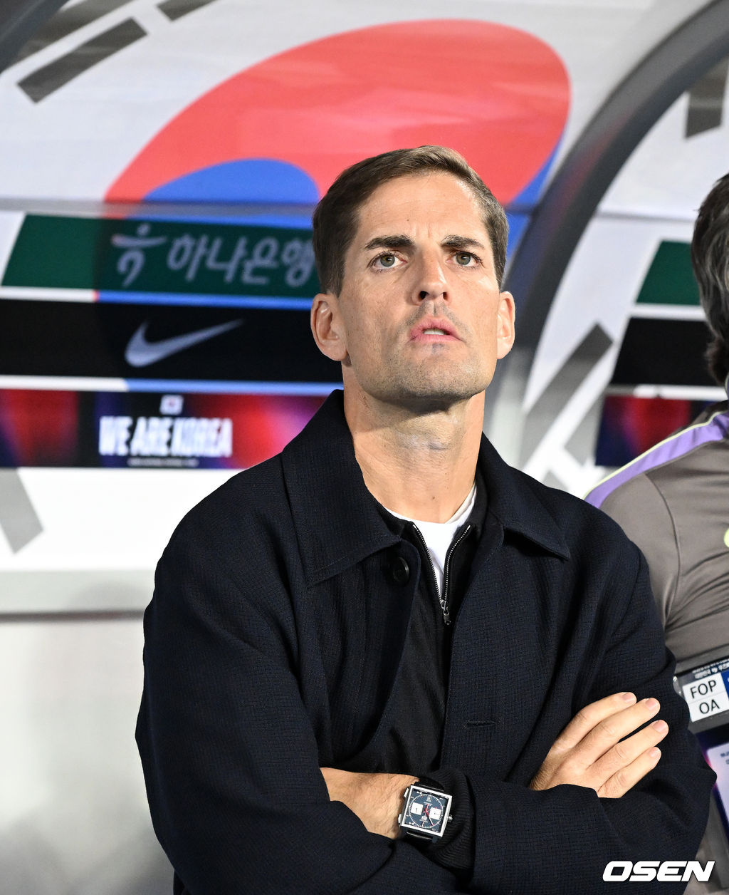 로베르트 모레노 감독이 이끄는 대한민국 축구 대표팀과 우즈베키스탄의 경기가 6일 용인미르스타디움에서 열렸다.이번 우즈베키스탄전은 로베르트 모레노 임시 감독 체제에서 치르는 9~10월 A매치 4연전의 마지막 경기다.앞선 3경기 성적은 1승 1무 1패. 우즈베키스탄을 상대로 수비 안정감을 이어가는 동시에 공격에서 얼마나 달라진 모습을 보여줄지가 관건이다.경기에 앞서 대한민국 모레노 감독이 그라운드를 바라보고 있다. 2026.10.06 /sunday@osen.co.kr
