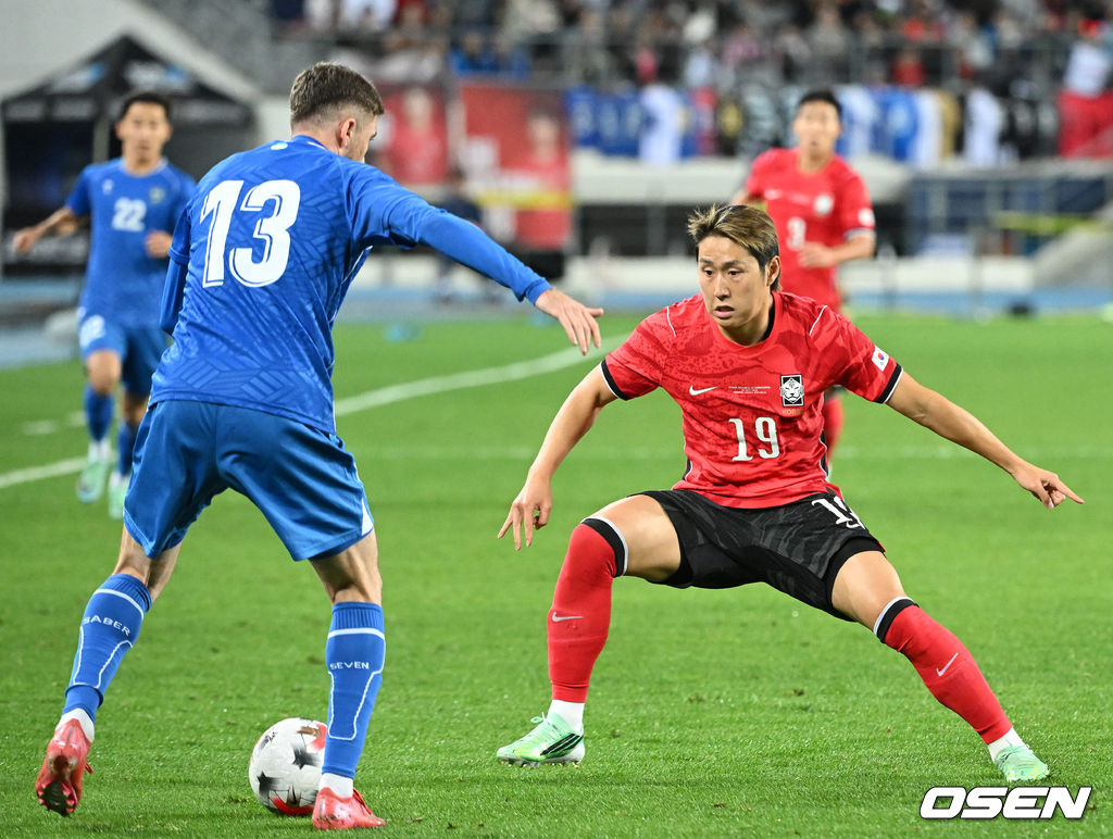로베르트 모레노 감독이 이끄는 대한민국 축구 대표팀과 우즈베키스탄의 경기가 6일 용인미르스타디움에서 열렸다.이번 우즈베키스탄전은 로베르트 모레노 임시 감독 체제에서 치르는 9~10월 A매치 4연전의 마지막 경기다.앞선 3경기 성적은 1승 1무 1패. 우즈베키스탄을 상대로 수비 안정감을 이어가는 동시에 공격에서 얼마나 달라진 모습을 보여줄지가 관건이다.전반 대한민국 이강인이 수비를 하고 있다. 2026.10.06 /sunday@osen.co.kr