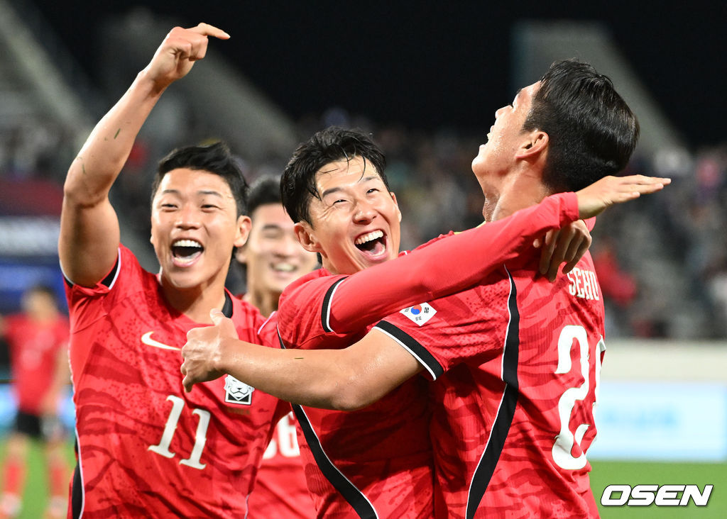 로베르트 모레노 감독이 이끄는 대한민국 축구 대표팀과 우즈베키스탄의 경기가 6일 용인미르스타디움에서 열렸다.이번 우즈베키스탄전은 로베르트 모레노 임시 감독 체제에서 치르는 9~10월 A매치 4연전의 마지막 경기다.앞선 3경기 성적은 1승 1무 1패. 우즈베키스탄을 상대로 수비 안정감을 이어가는 동시에 공격에서 얼마나 달라진 모습을 보여줄지가 관건이다.후반 대한민국 오세훈이 팀의 두 번째 골을 성공시키고 환호하고 있다. 2026.10.06 /sunday@osen.co.kr