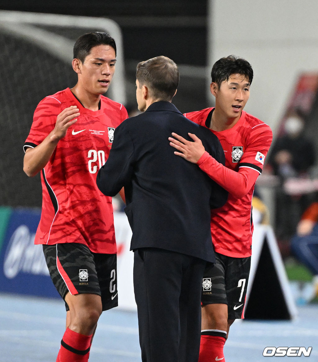 로베르트 모레노 감독이 이끄는 대한민국 축구 대표팀과 우즈베키스탄의 경기가 6일 용인미르스타디움에서 열렸다.이번 우즈베키스탄전은 로베르트 모레노 임시 감독 체제에서 치르는 9~10월 A매치 4연전의 마지막 경기다.앞선 3경기 성적은 1승 1무 1패. 우즈베키스탄을 상대로 수비 안정감을 이어가는 동시에 공격에서 얼마나 달라진 모습을 보여줄지가 관건이다.후반 대한민국 오세훈, 손흥민이 교체되며 모레노 감독과 인사를 나누고 있다. 2026.10.06 /sunday@osen.co.kr