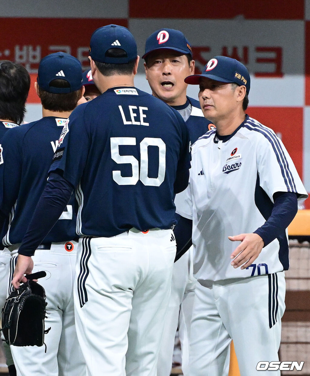 22일 서울 고척스카이돔에서 ‘2026 신한 SOL Bank KBO리그’ 키움 히어로즈와 두산 베어스의 경기가 열렸다.이날 경기는 방문팀 두산이 5-3으로 승리하며 연패 탈출에 성공했다.경기를 마치고 승리한 두산 김원형 감독과 세이브를 거둔 이영하가 인사를 나누고 있다. 2026.09.22 / dreamer@osen.co.kr