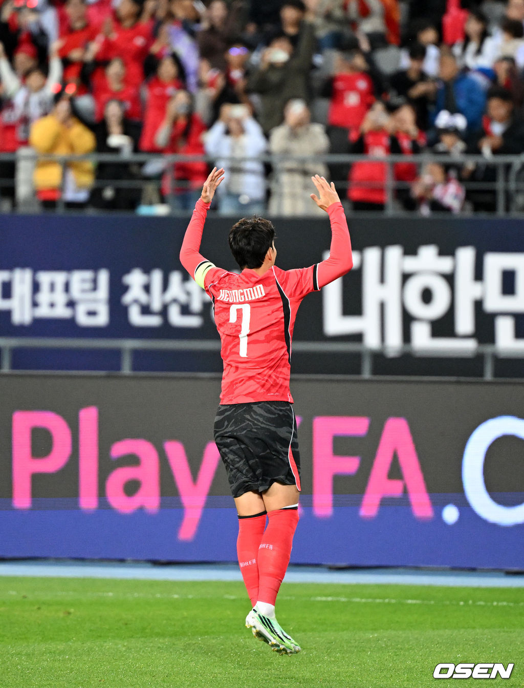 로베르트 모레노 감독이 이끄는 대한민국 축구 대표팀과 우즈베키스탄의 경기가 6일 용인미르스타디움에서 열렸다.이번 우즈베키스탄전은 로베르트 모레노 임시 감독 체제에서 치르는 9~10월 A매치 4연전의 마지막 경기다.앞선 3경기 성적은 1승 1무 1패. 우즈베키스탄을 상대로 수비 안정감을 이어가는 동시에 공격에서 얼마나 달라진 모습을 보여줄지가 관건이다.전반 대한민국 손흥민이 선제골을 성공시키고 환호하고 있다. 2026.10.06 /sunday@osen.co.kr