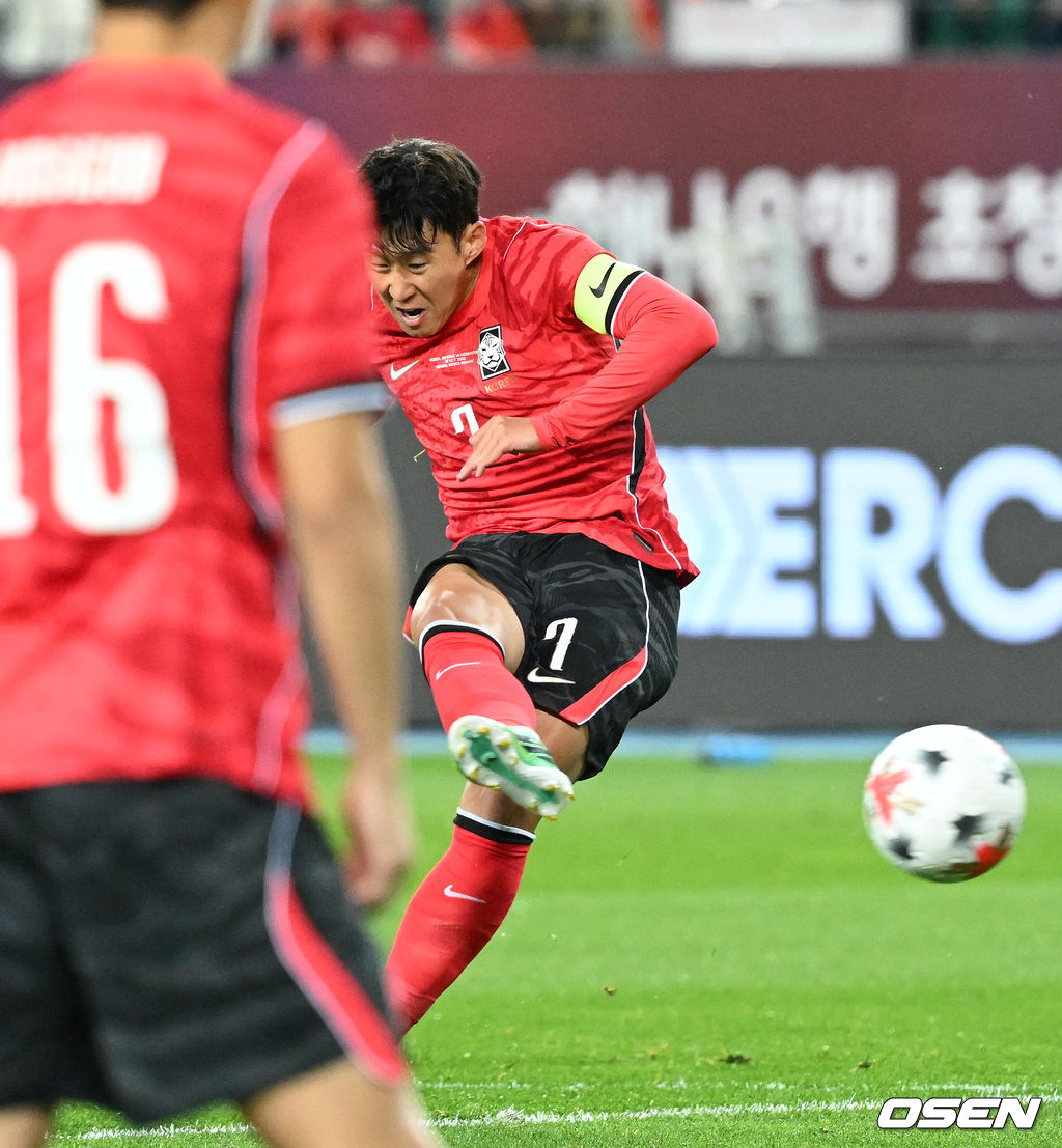 로베르트 모레노 감독이 이끄는 대한민국 축구 대표팀과 우즈베키스탄의 경기가 6일 용인미르스타디움에서 열렸다.이번 우즈베키스탄전은 로베르트 모레노 임시 감독 체제에서 치르는 9~10월 A매치 4연전의 마지막 경기다.앞선 3경기 성적은 1승 1무 1패. 우즈베키스탄을 상대로 수비 안정감을 이어가는 동시에 공격에서 얼마나 달라진 모습을 보여줄지가 관건이다.전반 대한민국 손흥민이 선제골을 성공시키고 있다. 2026.10.06 /sunday@osen.co.kr