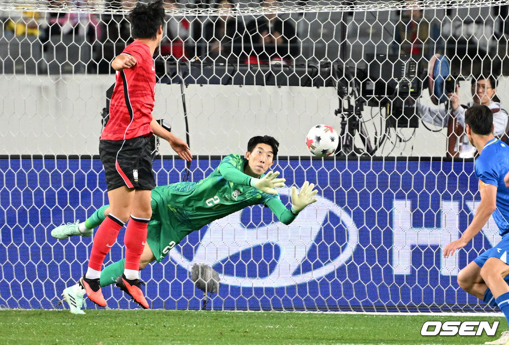 로베르트 모레노 감독이 이끄는 대한민국 축구 대표팀과 우즈베키스탄의 경기가 6일 용인미르스타디움에서 열렸다.이번 우즈베키스탄전은 로베르트 모레노 임시 감독 체제에서 치르는 9~10월 A매치 4연전의 마지막 경기다.앞선 3경기 성적은 1승 1무 1패. 우즈베키스탄을 상대로 수비 안정감을 이어가는 동시에 공격에서 얼마나 달라진 모습을 보여줄지가 관건이다.후반 대한민국 조현우가 상대의 슛을 막고 있다. 2026.10.06 /sunday@osen.co.kr