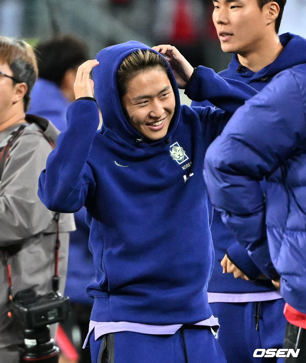 한국축구에 역사적인 날이다. 손흥민(34, LAFC)이 전설 차범근의 A매치 최다골 기록을 넘었다. 로베르트 모레노 감독이 이끄는 대한민국 축구대표팀은 6일 오후 8시 용인미르스타디움에서 개최되는 친선전에서 우즈베키스탄을 상대로 손흥민의 선제골과 오세훈의 추가골이 터져 2-0 완승을 거뒀다. 경기 종료 후 대한민국 이강인이 선수들과 승리의 기쁨을 나누고 있다. 2026.10.06 /sunday@osen.co.kr