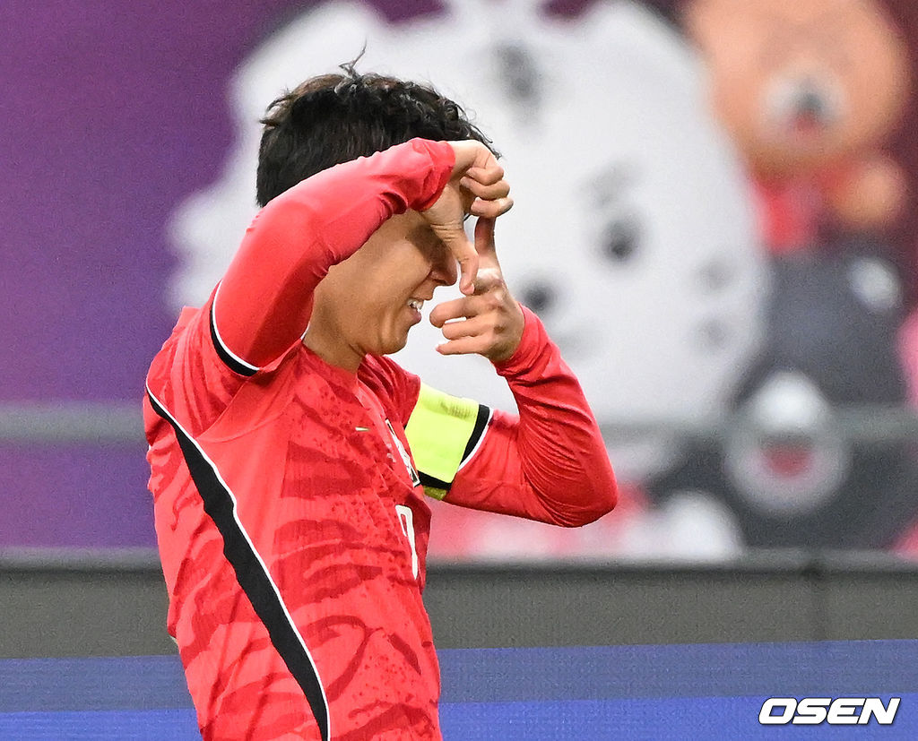 로베르트 모레노 감독이 이끄는 대한민국 축구 대표팀과 우즈베키스탄의 경기가 6일 용인미르스타디움에서 열렸다.이번 우즈베키스탄전은 로베르트 모레노 임시 감독 체제에서 치르는 9~10월 A매치 4연전의 마지막 경기다.앞선 3경기 성적은 1승 1무 1패. 우즈베키스탄을 상대로 수비 안정감을 이어가는 동시에 공격에서 얼마나 달라진 모습을 보여줄지가 관건이다.전반 대한민국 손흥민이 선제골을 성공시키고 세리머니를 하고 있다. 2026.10.06 /sunday@osen.co.kr
