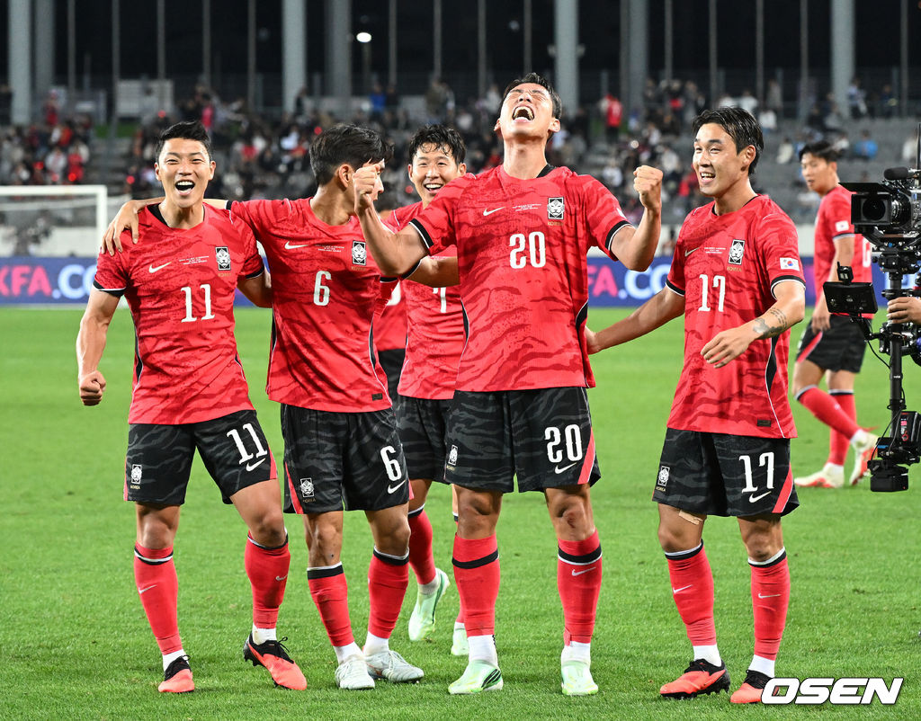 로베르트 모레노 감독이 이끄는 대한민국 축구 대표팀과 우즈베키스탄의 경기가 6일 용인미르스타디움에서 열렸다.이번 우즈베키스탄전은 로베르트 모레노 임시 감독 체제에서 치르는 9~10월 A매치 4연전의 마지막 경기다.앞선 3경기 성적은 1승 1무 1패. 우즈베키스탄을 상대로 수비 안정감을 이어가는 동시에 공격에서 얼마나 달라진 모습을 보여줄지가 관건이다.후반 대한민국 오세훈이 팀의 두 번째 골을 성공시키고 환호하고 있다. 2026.10.06 /sunday@osen.co.kr