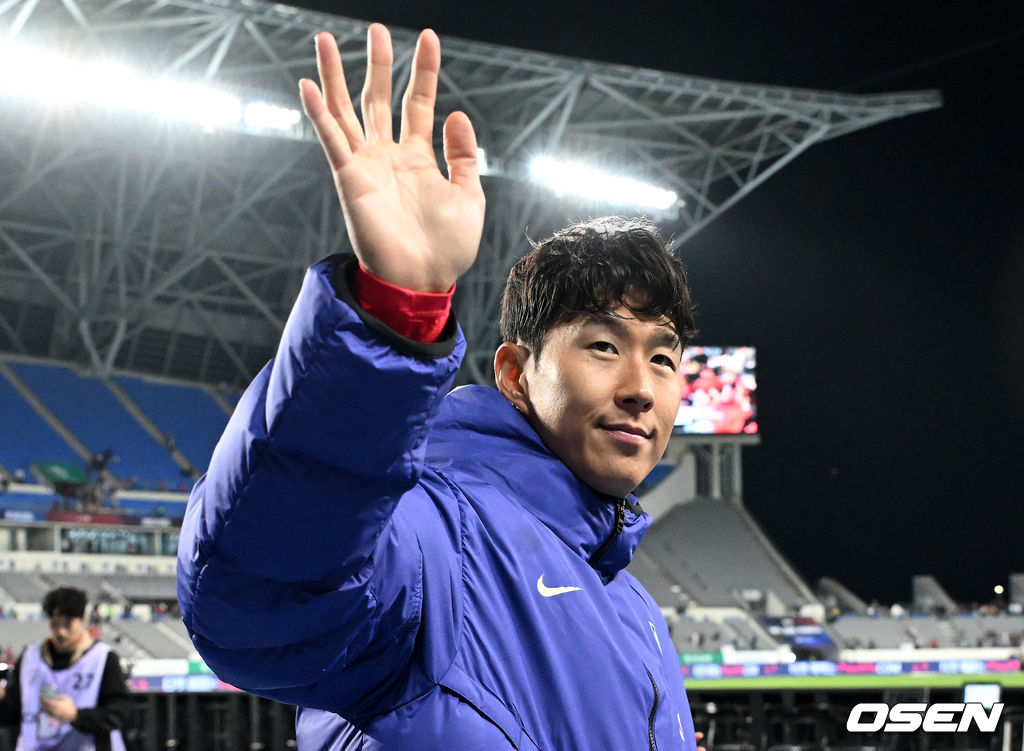 한국축구에 역사적인 날이다. 손흥민(34, LAFC)이 전설 차범근의 A매치 최다골 기록을 넘었다. 로베르트 모레노 감독이 이끄는 대한민국 축구대표팀은 6일 오후 8시 용인미르스타디움에서 개최되는 친선전에서 우즈베키스탄을 상대로 손흥민의 선제골과 오세훈의 추가골이 터져 2-0 완승을 거뒀다. 경기 종료 후 대한민국 손흥민이 관중석을 향해 인사를 하고 있다. 2026.10.06 /sunday@osen.co.kr