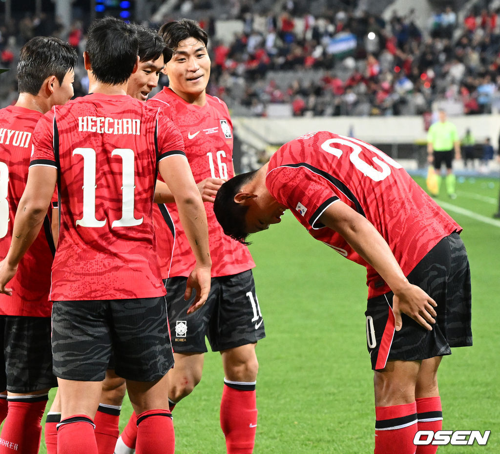 로베르트 모레노 감독이 이끄는 대한민국 축구 대표팀과 우즈베키스탄의 경기가 6일 용인미르스타디움에서 열렸다.이번 우즈베키스탄전은 로베르트 모레노 임시 감독 체제에서 치르는 9~10월 A매치 4연전의 마지막 경기다.앞선 3경기 성적은 1승 1무 1패. 우즈베키스탄을 상대로 수비 안정감을 이어가는 동시에 공격에서 얼마나 달라진 모습을 보여줄지가 관건이다.후반 대한민국 오세훈이 팀의 두 번째 골을 성공시키고 황인범을 향해 인사를 하고 있다. 2026.10.06 /sunday@osen.co.kr