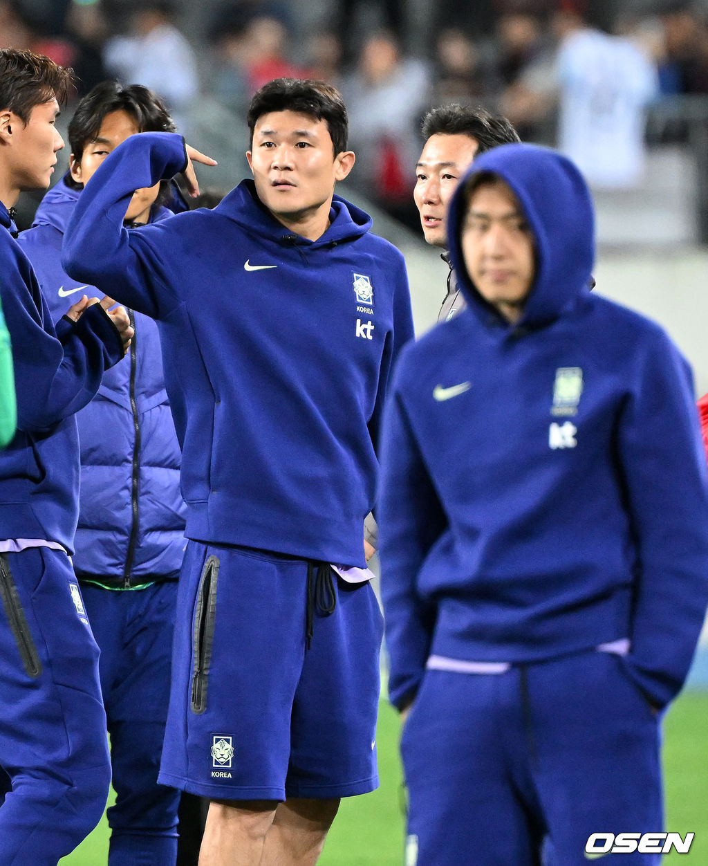 한국축구에 역사적인 날이다. 손흥민(34, LAFC)이 전설 차범근의 A매치 최다골 기록을 넘었다. 로베르트 모레노 감독이 이끄는 대한민국 축구대표팀은 6일 오후 8시 용인미르스타디움에서 개최되는 친선전에서 우즈베키스탄을 상대로 손흥민의 선제골과 오세훈의 추가골이 터져 2-0 완승을 거뒀다. 경기 종료 후 대한민국 김민재가 동료들과 승리의 기쁨을 나누고 있다. 2026.10.06 /sunday@osen.co.kr