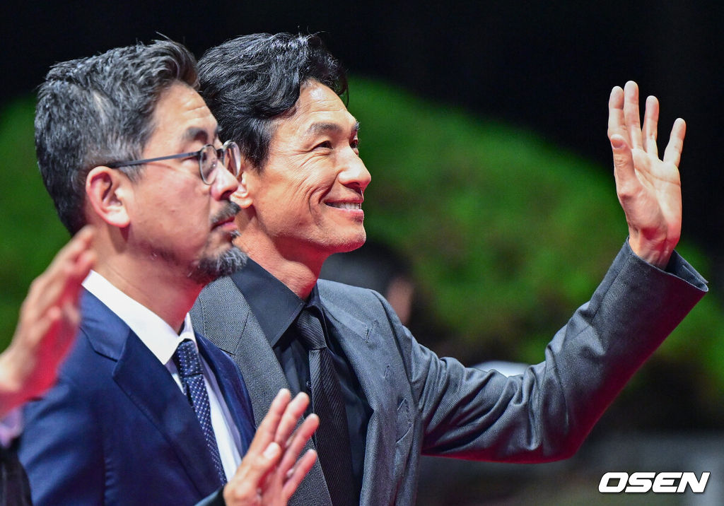 6일 오후 부산 우동 영화의전당에서 ‘제31회 부산국제영화제’ 개막식 레드카펫 행사가 열렸다.올해로 31회째를 맞는 부산국제영화제는 이날 오후 개막식을 시작으로 오는 15일까지 59개국 316편을 상영한다. 배우 황정민과 나홍진 감독이 레드카펫을 밟고 있다. 2026.10.06 / dreamer@osen.co.kr
