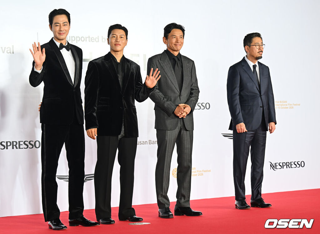 6일 부산 해운대구 센텀시티 영화의 전당에서 배우 김민하의 사회로 제31회 부산국제영화제 개막식이 열렸다.이번 부산국제영화제에서는 개막작 ‘낮과 밤은 서로에게’를 시작으로 10월 15일까지 59개국 247편의 공식 초청작이 상영된다.조인성, 음문석, 황정민, 나홍진 감독이 개막식 포토월에서 포즈를 취하고 있다. 2026.10.06 / foto0307@osen.co.kr