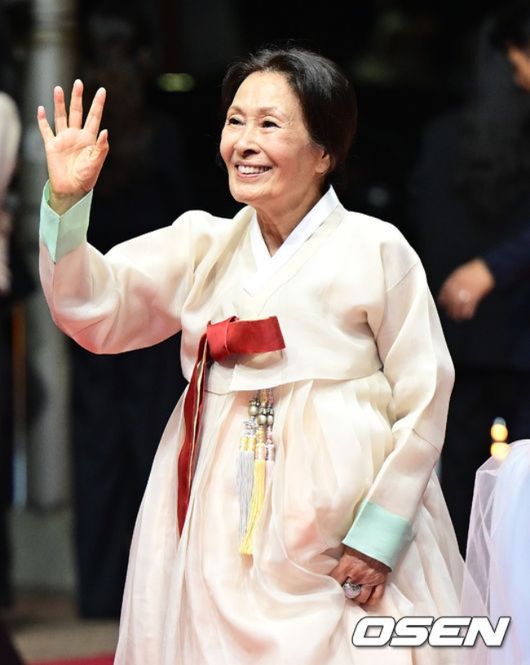 6일 오후 부산 우동 영화의전당에서 ‘제31회 부산국제영화제’ 개막식 레드카펫 행사가 열렸다.  올해로 31회째를 맞는 부산국제영화제는 이날 오후 개막식을 시작으로 오는 15일까지 59개국 316편을 상영한다.   배우 김혜자가 레드카펫을 밟고 있다. 2026.10.06 / dreamer@osen.co.kr