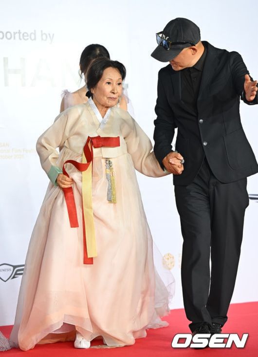 6일 오후 부산 우동 영화의전당에서 ‘제31회 부산국제영화제’ 개막식 레드카펫 행사가 열렸다.  올해로 31회째를 맞는 부산국제영화제는 이날 오후 개막식을 시작으로 오는 15일까지 59개국 316편을 상영한다.   배우 김혜자가 레드카펫을 밟고 있다. 2026.10.06 / dreamer@osen.co.kr