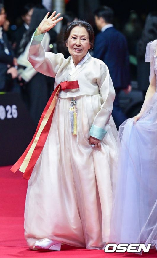 6일 오후 부산 우동 영화의전당에서 ‘제31회 부산국제영화제’ 개막식 레드카펫 행사가 열렸다.  올해로 31회째를 맞는 부산국제영화제는 이날 오후 개막식을 시작으로 오는 15일까지 59개국 316편을 상영한다.   배우 김혜자가 레드카펫을 밟고 있다. 2026.10.06 / dreamer@osen.co.kr