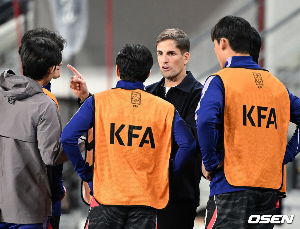 한국축구에 역사적인 날이다. 손흥민(34, LAFC)이 전설 차범근의 A매치 최다골 기록을 넘었다. 로베르트 모레노 감독이 이끄는 대한민국 축구대표팀은 6일 오후 8시 용인미르스타디움에서 개최되는 친선전에서 우즈베키스탄을 상대로 손흥민의 선제골과 오세훈의 추가골이 터져 2-0 완승을 거뒀다. 후반 대한민국 모레노 감독이 몸푸는 선수들을 찾아 작전을 지시하고 있다. 2026.10.06 /sunday@osen.co.kr