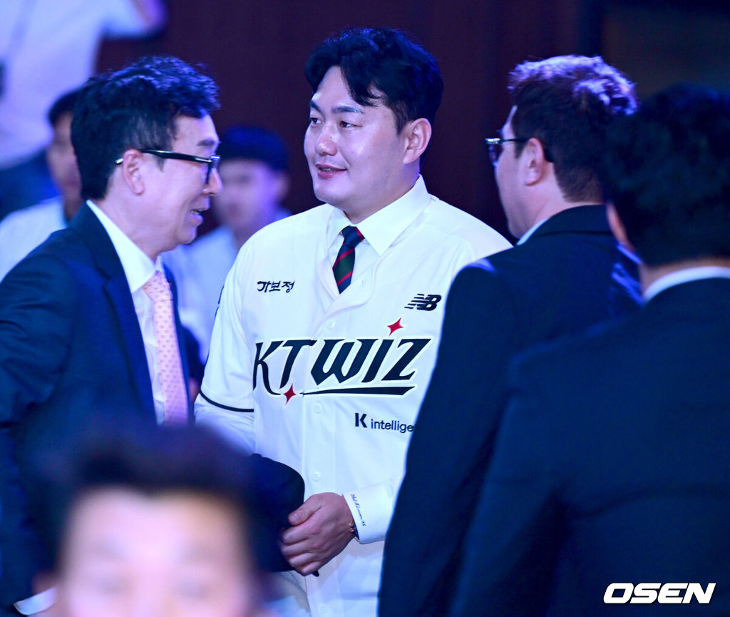21일 오후 서울 잠실동 롯데호텔 월드 크리스탈볼룸에서 ‘2027 KBO 신인드래프트’가 열렸다. 이번 신인드래프트는 2025시즌 순위의 역순에 따라 키움 히어로즈, 두산 베어스, KIA 타이거즈, 롯데 자이언츠, KT 위즈, NC 다이노스, 삼성 라이온즈, SSG 랜더스, 한화 이글스, LG 트윈스 순서로 1라운드부터 11라운드까지 지명할 수 있다. 최지만이 전제 15순위로 KT 위즈에 지명된 뒤 관계자들과 인사를 나누고 있다. 2026.09.21 / dreamer@osen.co.kr