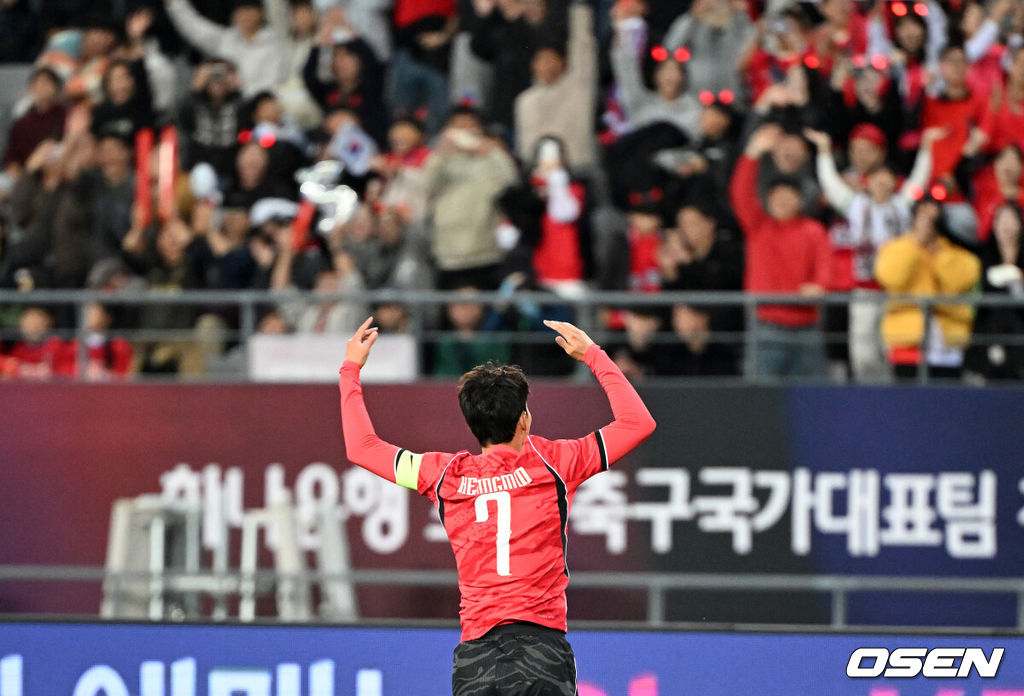 한국축구에 역사적인 날이다. 손흥민(34, LAFC)이 전설 차범근의 A매치 최다골 기록을 넘었다. 로베르트 모레노 감독이 이끄는 대한민국 축구대표팀은 6일 오후 8시 용인미르스타디움에서 개최되는 친선전에서 우즈베키스탄을 상대로 손흥민의 선제골과 오세훈의 추가골이 터져 2-0 완승을 거뒀다. 전반 선제골을 성공시킨 대한민국 손흥민이 환호하고 있다. 2026.10.06 /sunday@osen.co.kr