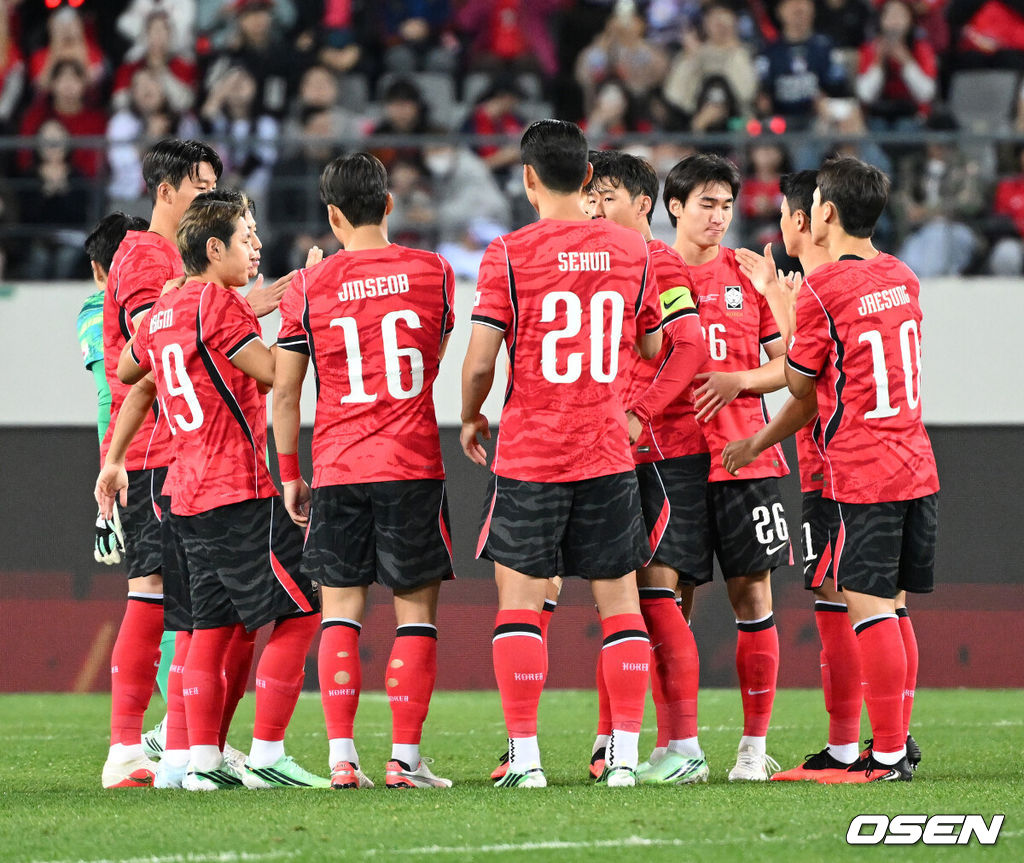 한국축구에 역사적인 날이다. 손흥민(34, LAFC)이 전설 차범근의 A매치 최다골 기록을 넘었다. 로베르트 모레노 감독이 이끄는 대한민국 축구대표팀은 6일 오후 8시 용인미르스타디움에서 개최되는 친선전에서 우즈베키스탄을 상대로 손흥민의 선제골과 오세훈의 추가골이 터져 2-0 완승을 거뒀다. 경기에 앞서 대한민국 선수들이 하이파이브를 나누고 있다. 2026.10.06 /sunday@osen.co.kr