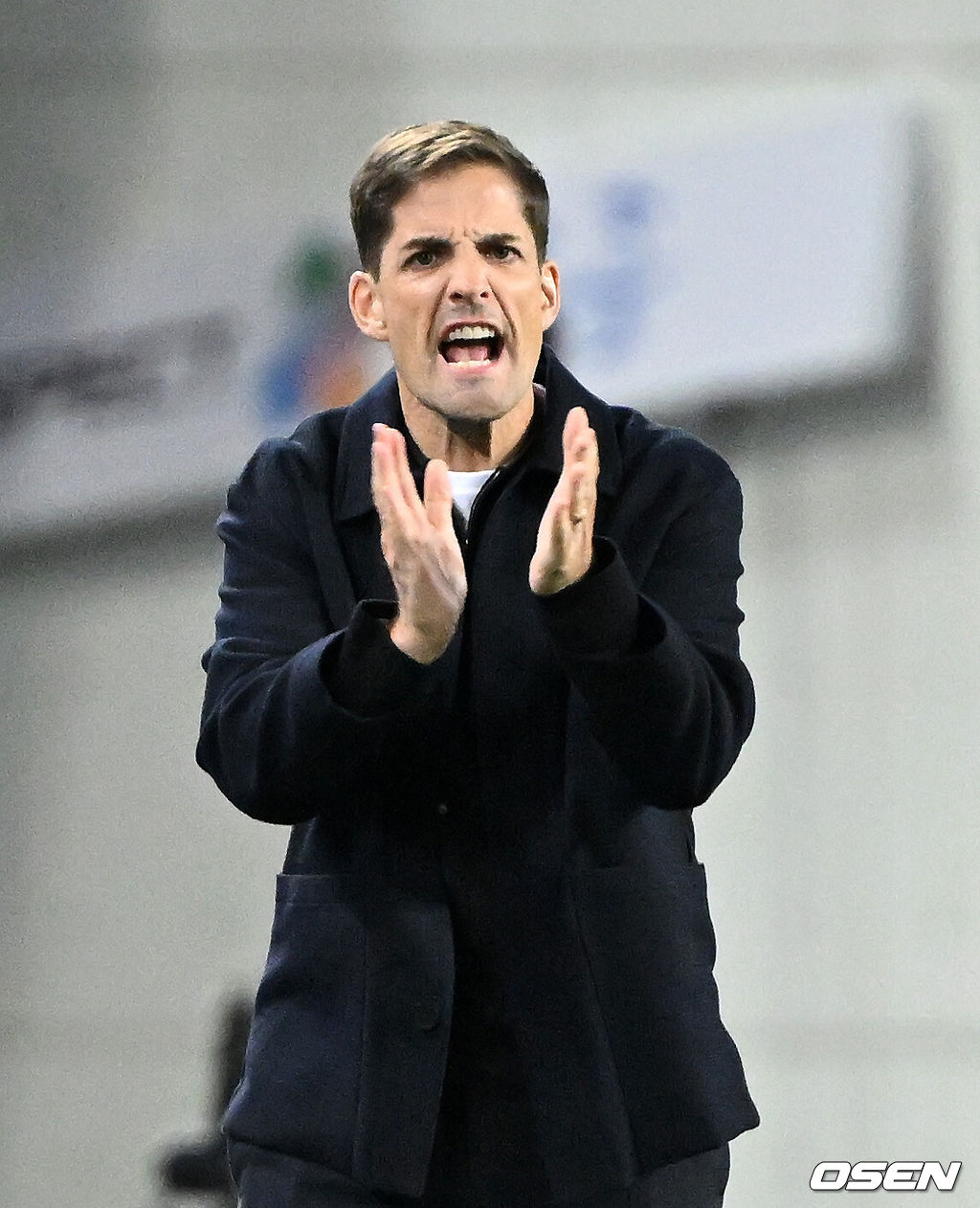 한국축구에 역사적인 날이다. 손흥민(34, LAFC)이 전설 차범근의 A매치 최다골 기록을 넘었다. 로베르트 모레노 감독이 이끄는 대한민국 축구대표팀은 6일 오후 8시 용인미르스타디움에서 개최되는 친선전에서 우즈베키스탄을 상대로 손흥민의 선제골과 오세훈의 추가골이 터져 2-0 완승을 거뒀다. 전반 대한민국 모레노 감독이 작전을 지시하고 있다. 2026.10.06 /sunday@osen.co.kr