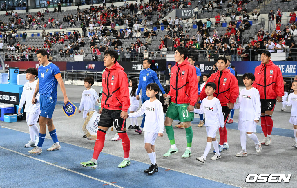 한국축구에 역사적인 날이다. 손흥민(34, LAFC)이 전설 차범근의 A매치 최다골 기록을 넘었다. 로베르트 모레노 감독이 이끄는 대한민국 축구대표팀은 6일 오후 8시 용인미르스타디움에서 개최되는 친선전에서 우즈베키스탄을 상대로 손흥민의 선제골과 오세훈의 추가골이 터져 2-0 완승을 거뒀다. 경기에 앞서 대한민국 손흥민이 입장하고 있다. 2026.10.06 /sunday@osen.co.kr