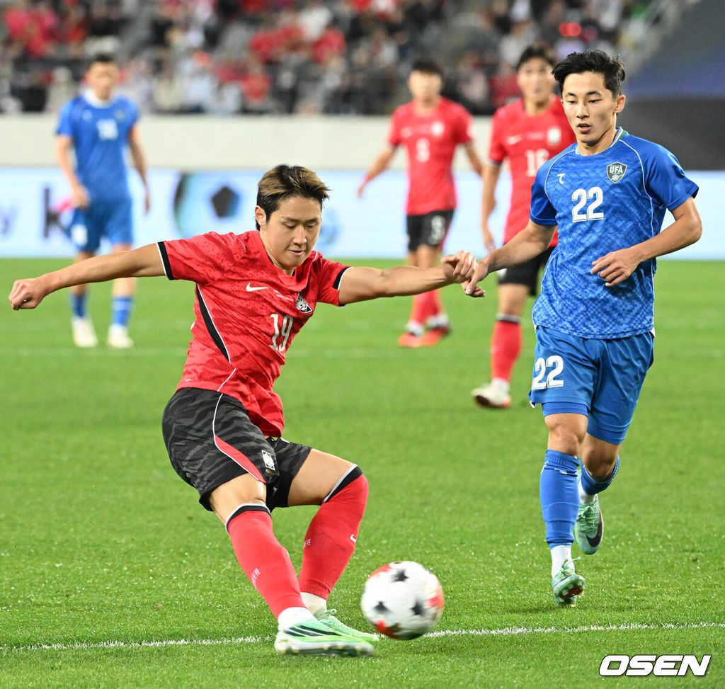 한국축구에 역사적인 날이다. 손흥민(34, LAFC)이 전설 차범근의 A매치 최다골 기록을 넘었다. 로베르트 모레노 감독이 이끄는 대한민국 축구대표팀은 6일 오후 8시 용인미르스타디움에서 개최되는 친선전에서 우즈베키스탄을 상대로 손흥민의 선제골과 오세훈의 추가골이 터져 2-0 완승을 거뒀다. 전반 대한민국 이강인이 패스를 하고 있다. 2026.10.06 /sunday@osen.co.kr