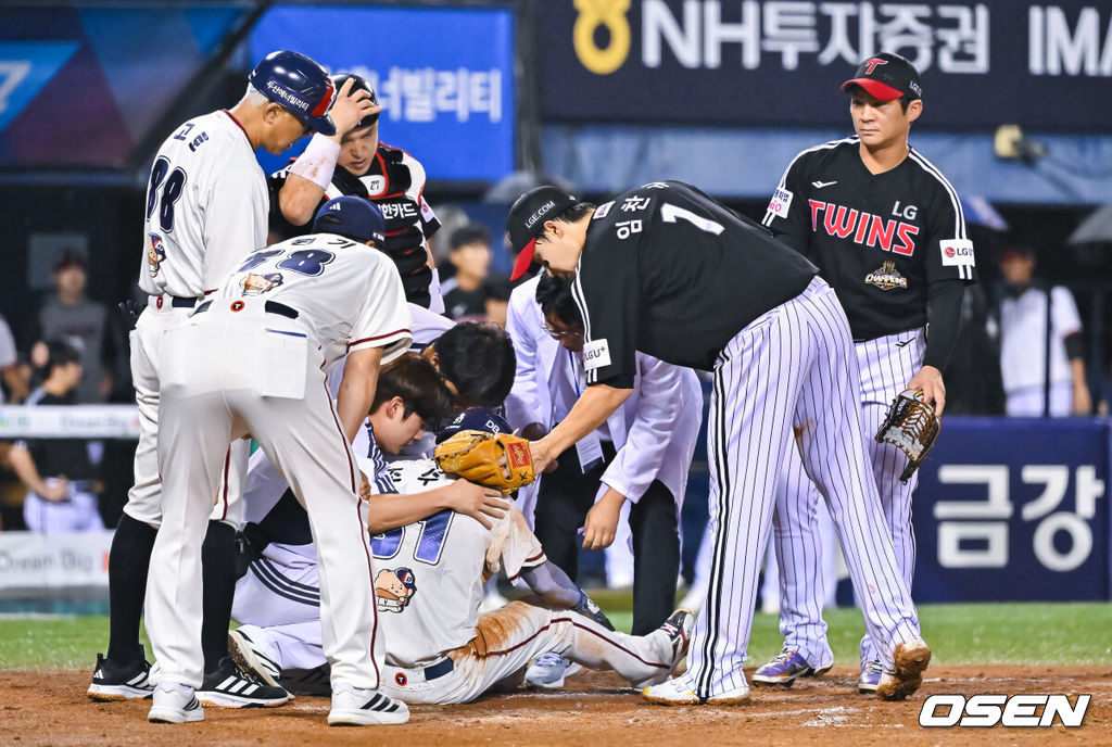 1일 오후 서울 잠실구장에서 2026 신한 SOL KBO리그 두산 베어스와 LG 트윈스의 경기가 진행됐다.이날 경기 두산은 잭로그를, LG는 임찬규를 선발투수로 내세웠다. 4회말 1사 1,2루 두산 정수빈의 병살타때 박동원 포수가 2루 주자 조수행을 포스아웃 시켰다.  LG 임찬규가 홈쇄도하는 과정서 충돌한 조수행의 상태를 살피며 다독이고 있다.  2026.09.01 / soul1014@osen.co.kr