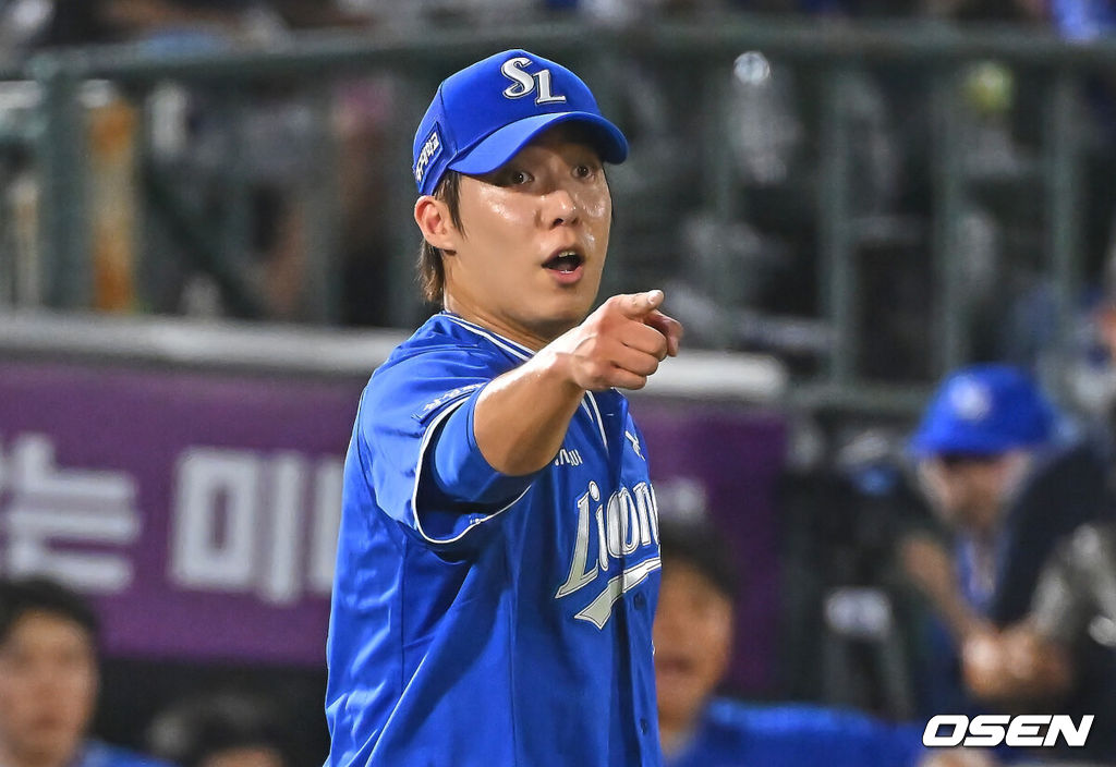 31일 부산 사직야구장에서 2026 신한 SOL KBO 리그 롯데 자이언츠와 삼성 라이온즈의 경기가 열렸다. 홈팀 롯데는 김진욱이, 방문팀 삼성은 원태인이 선발 출전했다.삼성 라이온즈 원태인이 6회말 2사 1,2루 롯데 자이언츠 유강남을 3루수 땅볼로 잡고 디아즈를 가리키고 있다. 2026.07.31 / foto0307@osen.co.kr